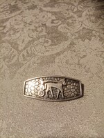 Régi iparművészeti ezüstözött réz ötvös lovas  bross / kitűző    5,5x2,4 cm - Dömötör László ?