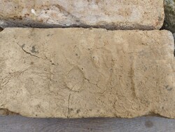 Évszámos régi tégla