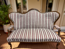 Restaurált 19. századi neobarokk kanapé – elegáns és stílusos darab