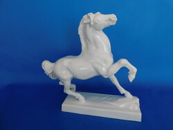 Herendi  óriás  paripa