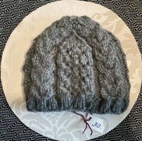 Szürke női sapka, kézzel kötött, virágos, vastag