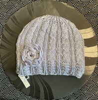 Egyedi, kézzel kötött női sapka