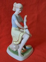 Régi Hollóházi, nagy méretű, libatömő lány porcelán figura