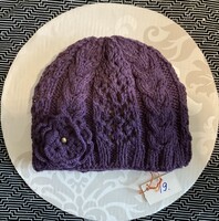 Csodás, egyedi, kézzel kötött női sapka