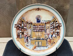 XVII. századi patika jelenet- porcelán dísztányéron. ritkaság!