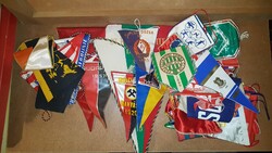 Retró autós zászló csomag rengeteg focicsapat zászlója, aláírt Fradi, Újpest, MTK, Honvéd, stb.