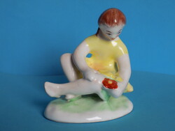 Bodrogkeresztúri kerámia virágot tartó lány figura