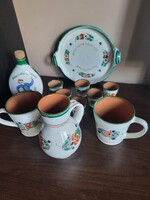Kézzel festett magyar pálinkás és vendégváró készlet – kulacs, 6 kupica, tálca, kancsó és 2 bögre