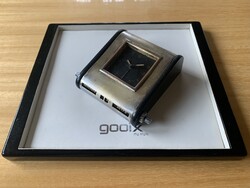 MOFÉM naptáras óra