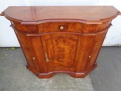 Egy fiókos három ajtós komód