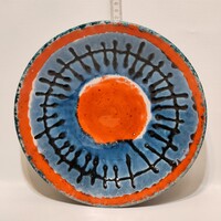 "Karácsonyi Zsuzsa" jelzett, napmintás, kék, piros mázas kerámia falitányér (3637)