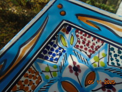 Kézzel festett türkiz falitál színes arabeszk mintákkal Tunéziai kerámia