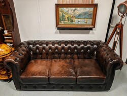 Antikolt barna színű 3 személyes bőr Chesterfield kanapé , patinás angol bőrkanapé