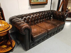 Antikolt barna színű 3 személyes bőr Chesterfield kanapé , patinás angol bőrkanapé