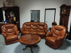 Magas háttámlás konyak színű olasz bőr ülőgarnitúra , új állapotban lévő kanapé + két fotel .