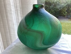 Gyönyörű zöld öntött üveg váza