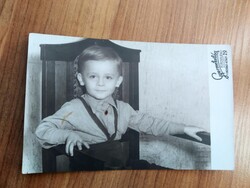 Műtermi fotó, kisfiú, Gyermekvilág fotóstúdió, hátlapján felirat: Huba