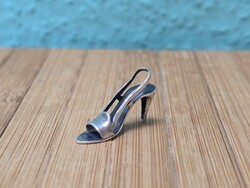 Ezüst miniatűr magassarkú cipő