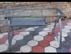 Fém számítógép- ,vagy íróasztal ,kihúzható billentyűzet tartóval ,edzett üveg lappal 1970