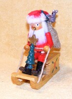 Mikulás szánkón füstölő figura