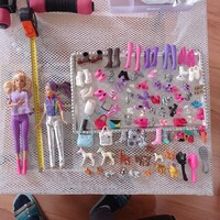 2db Barbi baba,  40 pár cipő,táskák szemüveg