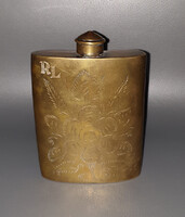 Kézzel gravírozott, nikkelezett, masszív(358g) réz flaska, eredeti dobozában (1930–1940)