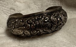 Antik stílusú domborított fém karperec