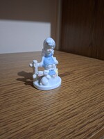 Kerítésen ülő kislány nyuszival. 11 cm. Hibátlan.