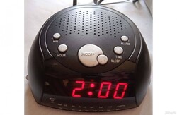 Tesco CR-106 asztali kisrádió , FM-AM , ébresztő funkció , tökéletesen működik .