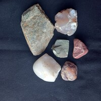 6 db kőzet (csillámpala, kvarc, opálos kova/jáspoid, kovakő, vörös jáspis, rózsakvarc)
