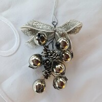 Régi gablonz üveg karácsonyfadísz- üveg bogyós dísz, ezüst szalaggal- vintage