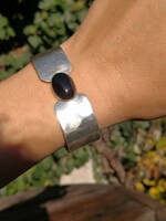 Gyönyörű ónix köves ezüst karperec