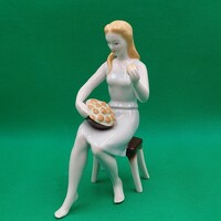 Hollóházi  porcelán  Barackot válogató lány figura