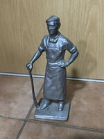 Kohász öntött fém kisplasztika