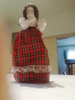 Zenélő - forgó skót ruhás baba