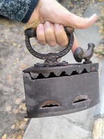 Antique cast iron coal iron with rooster decoration, original condition. Suitable as a flower holder, etc.