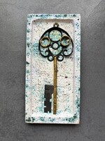 M. Kiss Katalin keramikus művész “Kulcs” samottos kerámia falidísz