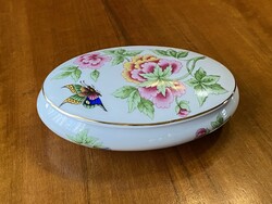 PILLANGÓ ÉS VIRÁG DÍSZÍTÉSŰ, HOLLÓHÁZI PORCELÁN, OVÁLIS, FEDELES ÉKSZERTARTÓ DOBOZ