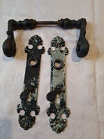 Régi kovácsoltvas kapukilincs + címke