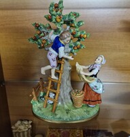 Sitzendorf Almaszedők porcelán figura