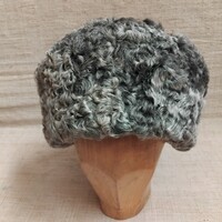 Szép új állapotú kézimunkával készített szürke báránybőr unixex sapka