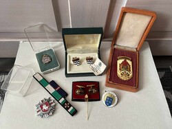 Kitűntetések és jelvények csomagban