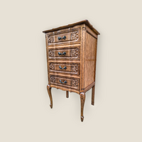 Neobarokk 4 fiókos íves elejű komód.