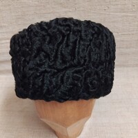 Szép új állapotú kézimunkával készített fekete báránybőr unixex sapka