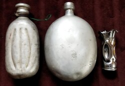 2 régi katonai kulacs és kis hüvely vàza