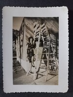 Fiatal nő építkezésen, létrán pózoló vintage fotó kb. 1940–50