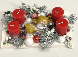 Adventi dísz 25 cm x 15 cm-es fa tálca alapon, rusztikus 5 cm-es gyertyákkal, kerámia őz