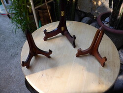 Tányértartók vitrinbe