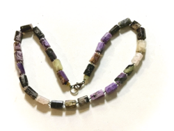 Szögletes, henger formájú Charoit ásvány nyaklánc