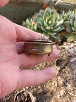 Jelzett pici réz gyűrűtartó vitrindísz